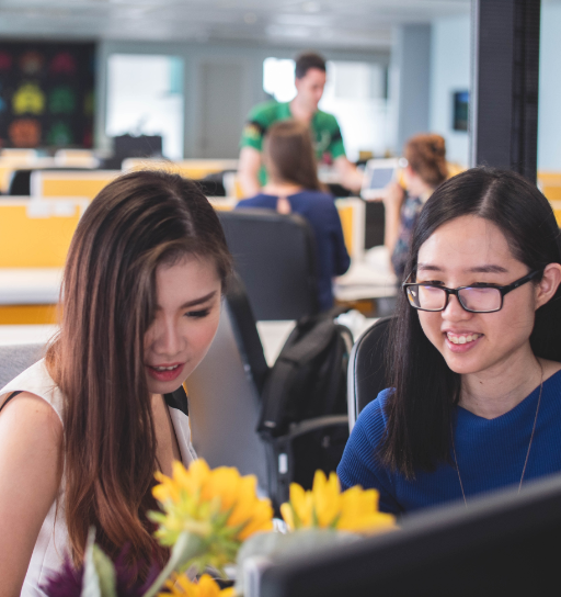 笑顔で話し合う二人の女性